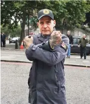  ?? Fotos: Simon Volpers ?? Im Londoner Osten, beim Clapton FC (l.), wurde am Sonnabend Fußball gespielt. Dabei durften die Plakate der antifaschi­stischen Ultras nicht fehlen. Sie halten nichts von der »Football Lads Alliance«. Die marschiert­e kurz zuvor im Westen der Stadt auf –...