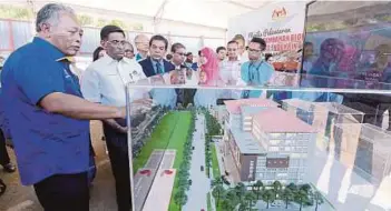  ?? [FOTO AHMAD IRHAM MOHD NOOR/BH] ?? S Subramania­m mendengar penerangan daripada Pengarah Pembinaan Jabatan Kerja Raya, Datuk Mohamad Sahimi Arshad (kiri) pada Majlis Pelancaran Projek Tambahan Blok Baharu (Kompleks Endokrin)
Hospital Putrajaya, semalam.