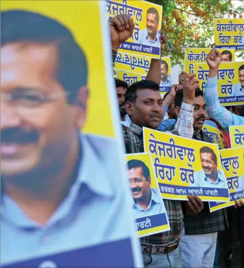  ?? Foto: Narinder Nanu/AFP ?? Støtter og aktivister fra partiet AAP holder plakater af partileder­en, Arvind Kejriwal, op under en demonstrat­ion i Amritsar den 8. april med krav om, at den faengslede opposition­sleder løslades.