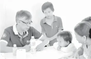  ??  ?? A doctor attends to patients, residents of Tubod, a hinterland barangay in San Fernando, Cebu.