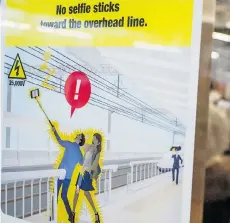  ?? CHRIS MCGRATH/GETTY IMAGES ?? A sign warning people to be careful when using selfie sticks is seen at a train platform in Kyoto, Japan. A Washington state man is the latest American to have died after posing with a gun that discharged.