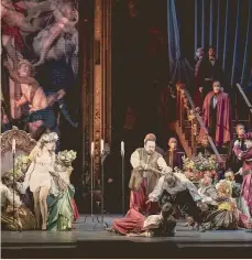  ??  ?? Al Teatro del Maggio Musicale. Una scena di insieme di Rigoletto