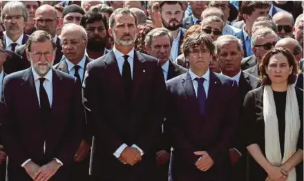  ?? REUTERS PIC ?? King Felipe VI (second from left) observing a minute of silence for the Las Ramblas victims at Placa de Catalunya in Barcelona, Spain, yesterday. With him are (from left) Prime Minister Mariano Rajoy, Catalonia President Carles Puigdemont and Barcelona...