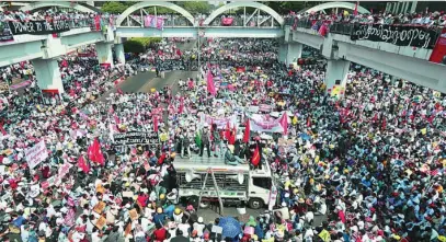  ?? EFE ?? Cientos de miles de personas secundaron ayer la huelga general en ciudades como la capital, Rangún