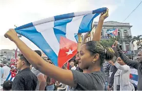  ?? EFE ?? Banderas. Un homenaje a Fidel Castro en La Habana, días atrás.
