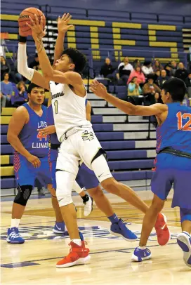  ?? LUKE E. MONTAVON/THE NEW MEXICAN ?? Santa Fe High’s Fedonta ‘JB’ White attempts a layup during Tuesday’s game against Los Lunas at Santa Fe High School.