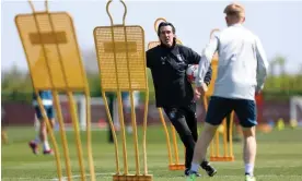  ?? ?? Unai Emery at an Aston Villa training session on Thursday. At Brentford on Saturday the team are chasing a sixth straight win. Photograph: Neville Williams/Aston Villa FC/Getty Images