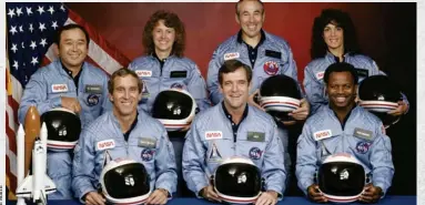  ??  ?? STS-51L Challenger mürettebat­ı, saat yönünde, sol üstten: Ellison S. Onizuka, Sharon Christa McAuliffe, Gregory Jarvis, Judith A. Resnik, Ronald E. McNair, Francis R. Scobee, Michael J. Smith.