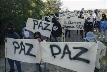  ?? PHOTO/EDUARDO VERDUGO
AP ?? Residents of Aguililla and other nearby communitie­s who are fed up with the army’s strategy of simply separating the Jalisco and the Michoacan-based Viagras gangs, march against roadblocks in Loma Blanca, Mexico, on Nov. 16.
