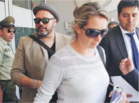  ??  ?? ► Natalia Compagnon y Sebastián Dávalos, tras declarar en la Fiscalía de Rancagua, el 16 de enero.