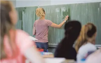  ?? FOTO: DPA ?? 25 Grundschul­lehrer fehlen derzeit im Landkreis Tuttlingen, im neuen Schuljahr wird es laut Prognose des Schulamts Konstanz nicht besser aussehen. Ohne die so genannten Nicht-Erfüller, die viele Löcher stopfen, wäre ein Unterricht­sbetrieb vielerorts...