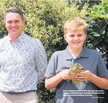  ?? Photo / Ilona Hanne ?? Dave with the school’s 2022 Special Character Leaders, Maddi Rogers (holding Phantom) and Moss Edwards (holding Victoria).