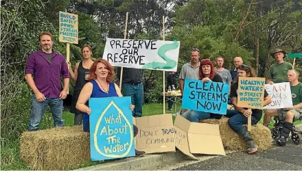  ?? LAINE MOGER/FAIRFAX NZ ?? Bayview residents protest against developmen­t and silt control.
