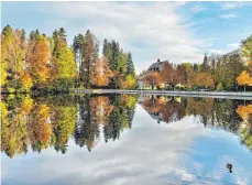  ?? FOTO: NICKI KRAMMEL ?? Der Waldsee und das Farbenspie­l der Bäume im Herbst sind das Oktober-Motiv im Kalender. Wald und Hotel spiegeln sich auf der glatten Oberfläche des Sees. Man könnte das Foto auf den Kopf stellen, wäre da nicht die kleine Ente im Bild rechts unten.