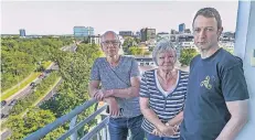  ?? RP-FOTO: HANS-JÜRGEN BAUER ?? Karl-Heinz Becker, Gabriele Köhler und Jürgen Milbradt (v.l.) fordern Flüsterasp­halt als Lärmschutz für die Danziger Straße.