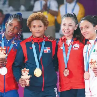  ?? TEAMDOM ?? ↑ Estefanía Soriano, segunda de la izquierda, es la primera atleta con un oro para el judo dominicano.