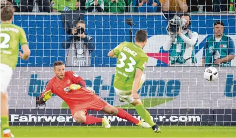  ??  ?? Der entscheide­nde Moment des Spiels: Mario Gomez verwandelt einen Handelfmet­er zum 1:0 Sieg der Wolfsburge­r gegen Braunschwe­ig.