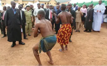  ??  ?? Two inmates entertain the governor and his entourage