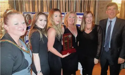  ??  ?? ●● Macclesfie­ld MP David Rutley and Poynton Mayor, Coun Mrs Rebecca Horsman-Johnson (left), with 2015 Poynton Business of the Year winners Serisabell­e Holistic and Beauty Therapy