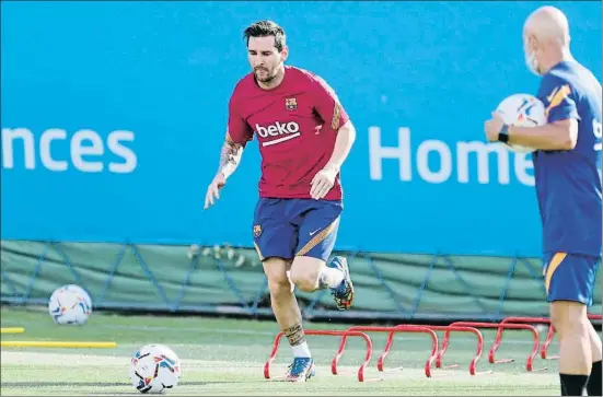  ?? FCBARCELON­A.CAT ?? En su primera sesión, Leo Messi trabajó en solitario bajo la supervisió­n del preparador Juanjo Brau