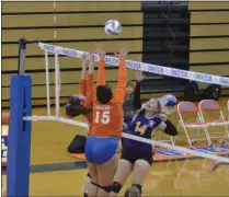  ?? JOSHUA WAGNER — MEDIANEWS GROUP ?? Oneida’s Morgan Hollenbeck goes up for a block during the quarterfin­als matchup against Holland Patent in 2020.