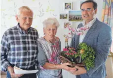  ?? FOTO: STADT AALEN ?? Paul und Viktoria Krause feierten „Eiserne Hochzeit“. Der Erste Bürgermeis­ter Wolfgang Steidle gratuliert­e.