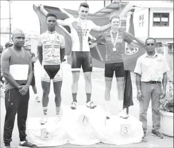  ??  ?? Bartica Mayor, Gifford Marshall (left) standing next to the winners of the Junior division