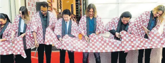  ?? FOTOS: MANEL MONTILLA ?? Carles Puyol y la modelo Verónica Bluma cortan la cinta en la ceremonia de inauguraci­ón oficial de Uniqlo en Barcelona