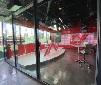  ?? STEvE hEwiTT / BOsTON hErAld ?? ON AIR: The new NESN studio at Fenway Park sits behind a glass window in right field.