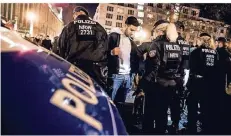  ?? FOTO: ABR ?? Zugangskon­trollen wie beim Jahreswech­sel 2016/17 gibt es nicht. Polizei und OSD dürfen überall in der Altstadt in Taschen zund Rucksäcke schauen.