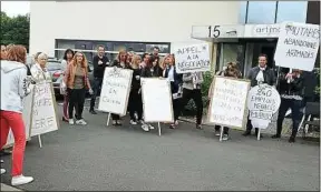  ??  ?? Une quarantain­e de salariés ont manifesté devant le siège, vendredi.