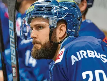  ?? Foto: Johannes Traub ?? Seinen Einstand beim ERC Ingolstadt hatte er sich zweifelsoh­ne anders vorgestell­t: Verteidige­r Steven Seigo. Im Heimspiel gegen die Krefelder Pinguine setzte es für die Panther eine 1:4-Niederlage.