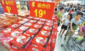  ?? MIAO JIAN / FOR CHINA DAILY ?? Shoppers at a Walmart supermarke­t in Wuhan, Hubei province.