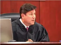  ?? GABRIELA CAMPOS/THE NEW MEXICAN ?? Judge T. Glenn Ellington speaks with Thomas Wayne Ferguson’s defense attorneys in court Tuesday.
