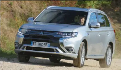  ??  ?? L’Outlander PHEV propose une technologi­e intéressan­te et bien maîtrisée.