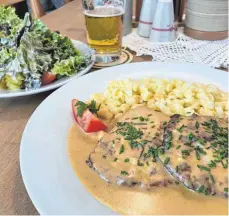  ?? FOTO: NYF ?? Herzhafte Kost, die endlich wieder am Wirtshaust­isch verspeist werden darf: Rahmschnit­zel mit Spätzle und Salat.