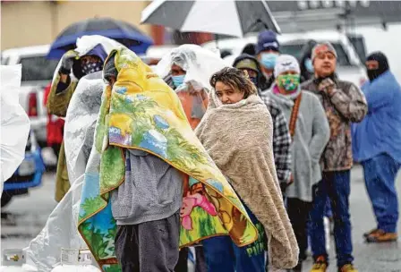  ?? David J. Phillip / AP ?? Numerosas personas hacen fila para llenar sus tanques de propano en medio de un fuerte frío en Houston, el miércoles 17 de febrero de 2021.