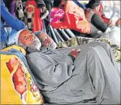  ?? NITIN KANOTRA/HT ?? Stranded passengers waiting at a bus terminus in Jammu on Thursday.