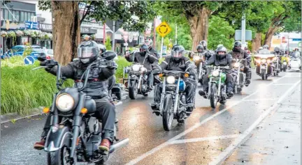  ?? PHOTOS / STEPHEN FAWCETT ?? White Ribbon riders on their way through Te Puke.