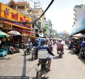  ??  ?? MOTORBIKE FOOD TOUR