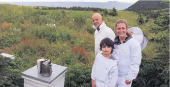  ??  ?? L’apiculteur Jules Arseneau en compagnie de deux de ses enfants, Basile et Éli-Anne.