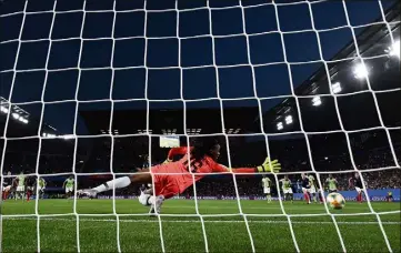  ?? (Photo AFP) ?? Pour avoir quitté sa ligne de quelques centimètre­s au moment du penalty manqué de Wendie Renard, la gardienne nigériane a été sanctionné­e. Une seconde chance a été offerte à la Française.