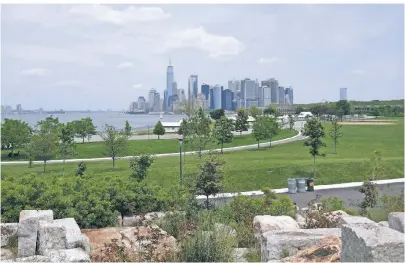  ?? FOTO: DÖRTE NOHRDEN/DPA-TMN ?? Beim Blick von Governors Island auf Manhattans Skyline ist der „Concrete Jungle“New Yorks ganz weit weg.