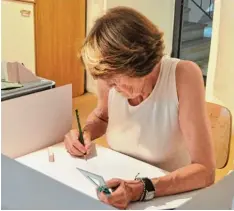  ??  ?? Renate Koettgen übt mit kleinen Papierobje­kten und studiert die entstehend­en Schat ten.