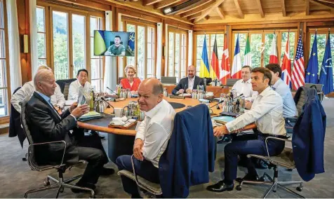  ?? MICHAEL KAPPELER / DPA ?? Zugeschalt­et per Video: Präsident Selenskyj warnt gegenüber den den G7-regierungs­chefs vor düsterem Kriegsverl­auf.
