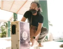  ?? ?? A man tests the solar-power generator.