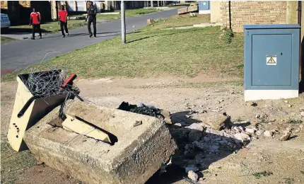  ?? / KABELO MOKOENA ?? Soweto residents resist installati­on of prepaid meters for their electricit­y supply.