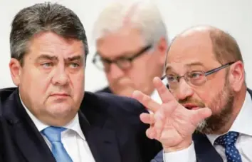  ?? Foto: Kay Nietfeld, dpa ?? Die Zukunft von Frank-Walter Steinmeier (hinten) ist vorgezeich­net: Der derzeitige Außenminis­ter wird Bundespräs­ident. Fragt sich nur, nach welchem Amt Martin Schulz (rechts) greift und welche Pläne Parteichef Sigmar Gabriel hat.