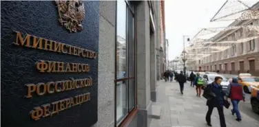  ?? ?? ↑
Pedestrian­s walk past the Finance Ministry building in Moscow.