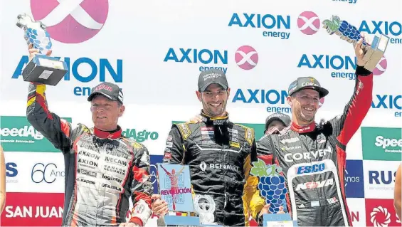  ?? PRENSA ACTC ?? Podio de tres marcas. Ardusso sonríe tras su éxito con el Torino. Ortelli (Chevrolet) dio pelea hasta el final. Rossi (Ford) quedó tercero.